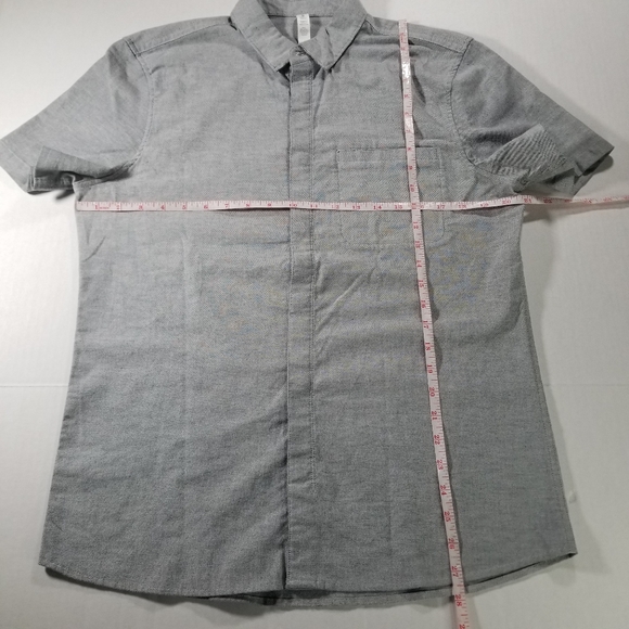 Lululemon Mens Short Sleeve Button Down Size Medium M Gray Shirt Front Pocket - Picture 5 of 7